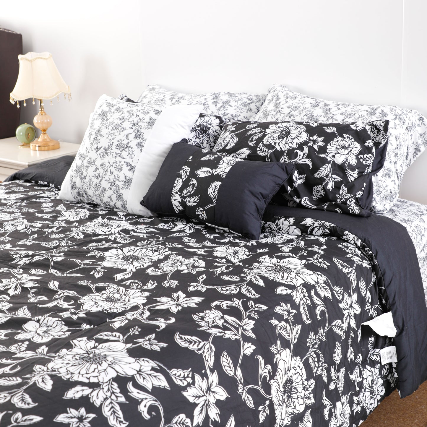 Luxurious Black Flowers Comforter Sets