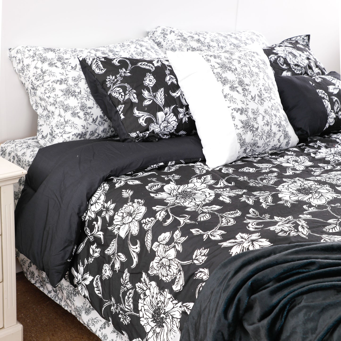Luxurious Black Flowers Comforter Sets