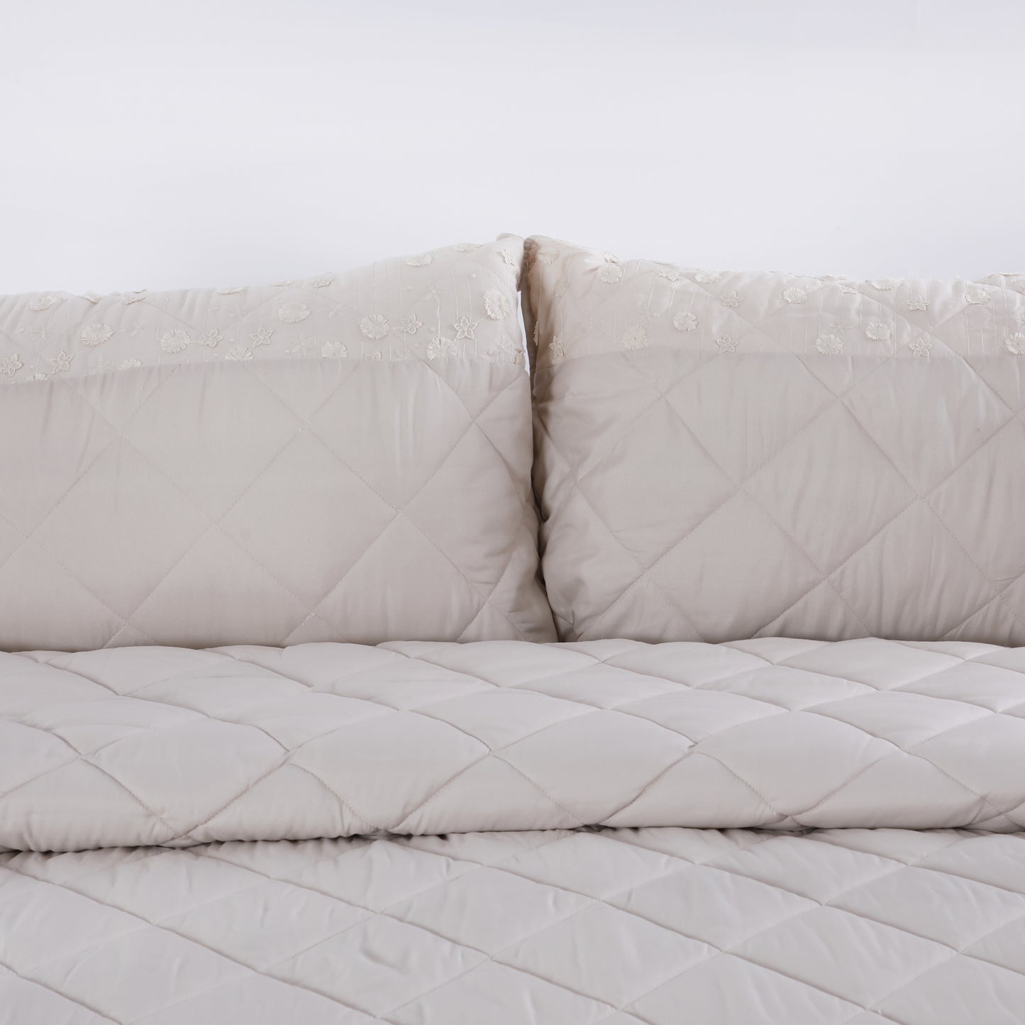 Wholesale Embroidery Quilted Sets